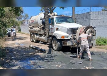 Proporciona COMAPA Altamira mantenimiento a pozos de visita