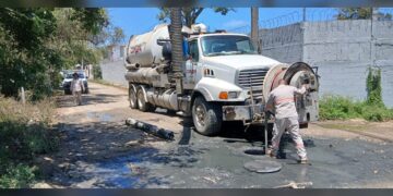 Proporciona COMAPA Altamira mantenimiento a pozos de visita