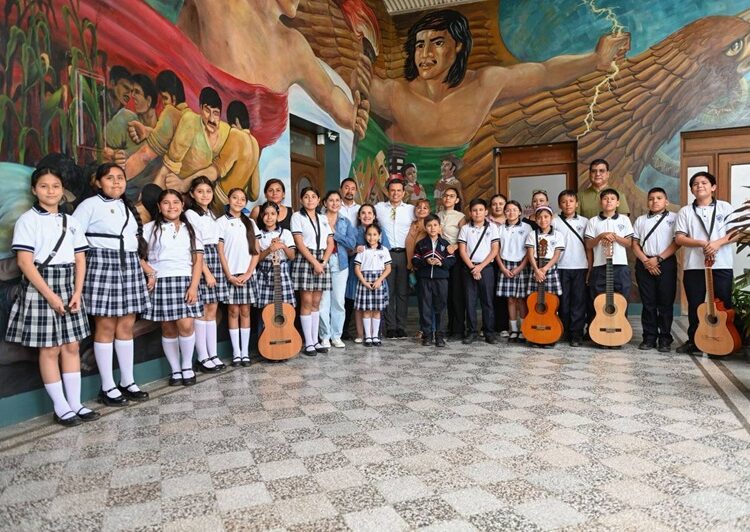 Recibe Lalo Gattás a niños victorenses que participarán en evento nacional de rondallas