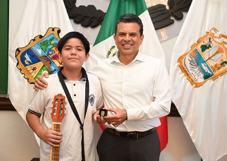 Recibe Lalo Gattás a niños victorenses que participarán en evento nacional de rondallas