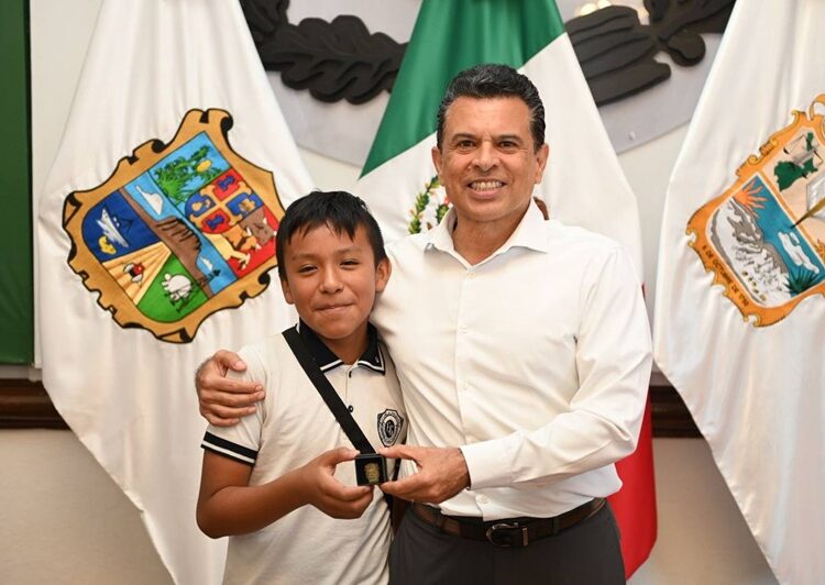 Recibe Lalo Gattás a niños victorenses que participarán en evento nacional de rondallas