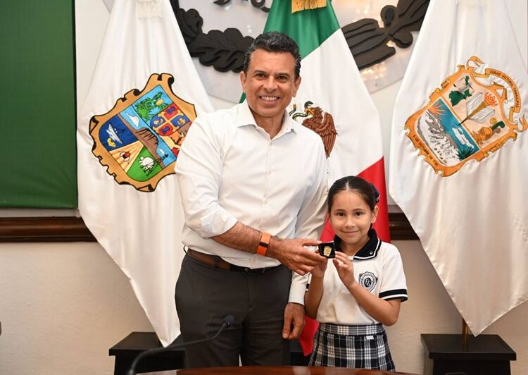 Recibe Lalo Gattás a niños victorenses que participarán en evento nacional de rondallas