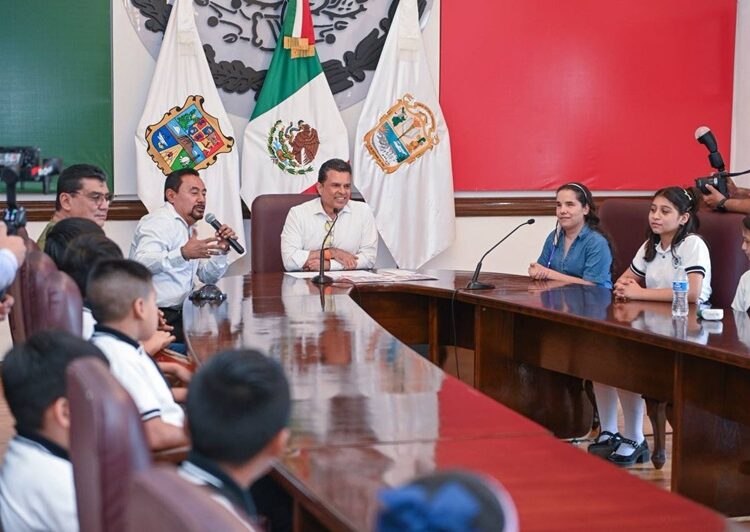 Recibe Lalo Gattás a niños victorenses que participarán en evento nacional de rondallas
