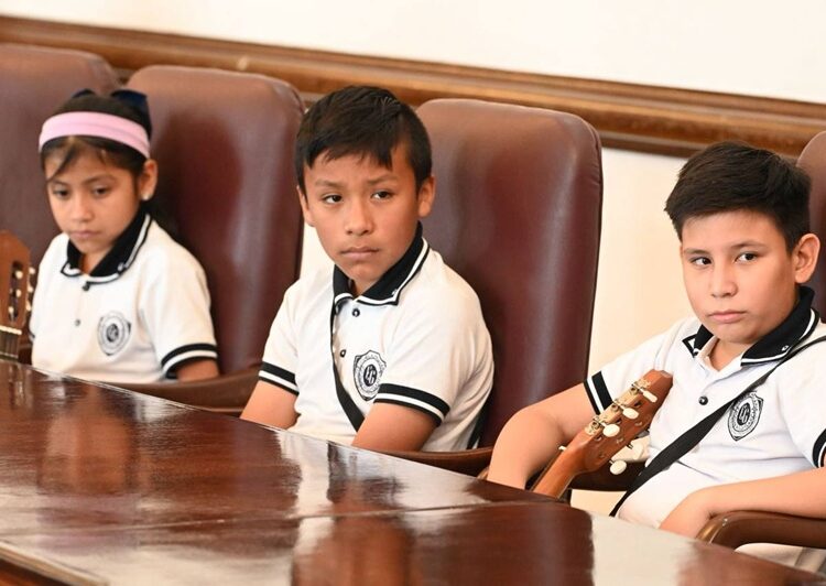 Recibe Lalo Gattás a niños victorenses que participarán en evento nacional de rondallas