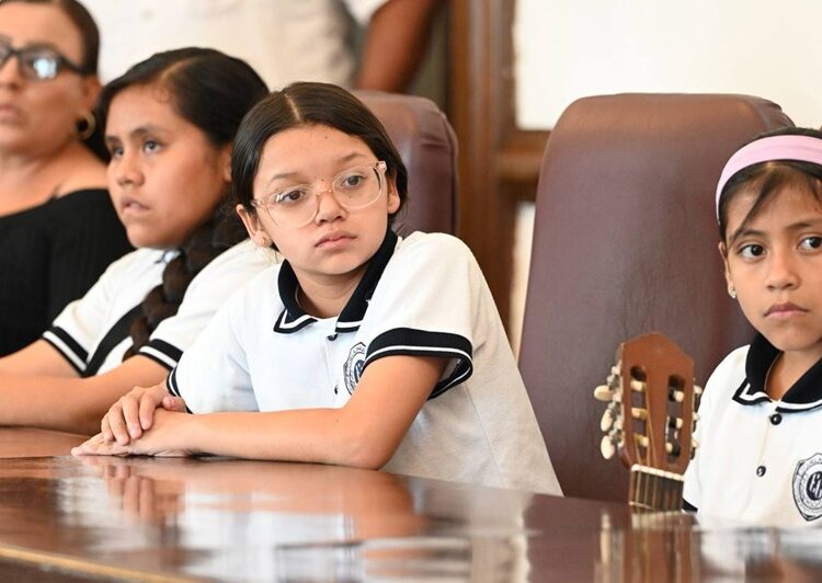 Recibe Lalo Gattás a niños victorenses que participarán en evento nacional de rondallas