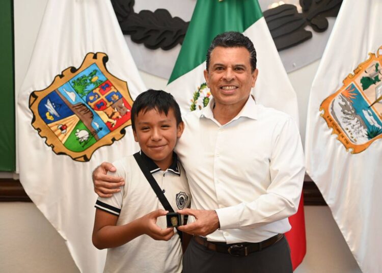 Recibe Lalo Gattás a niños victorenses que participarán en evento nacional de rondallas