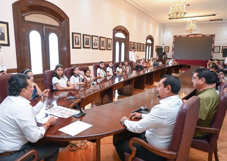 Recibe Lalo Gattás a niños victorenses que participarán en evento nacional de rondallas