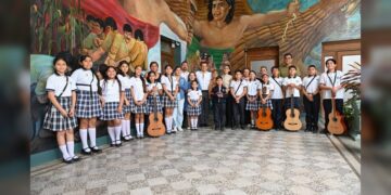 Recibe Lalo Gattás a niños victorenses que participarán en evento nacional de rondallas