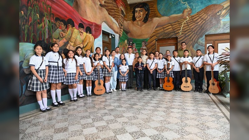 Recibe Lalo Gattás a niños victorenses que participarán en evento nacional de rondallas