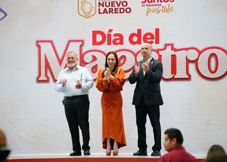 Reconoce Carmen Lilia labor del magisterio y entrega bono económico a los maestros