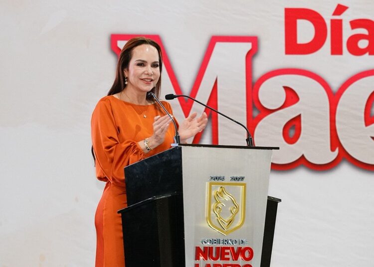 Reconoce Carmen Lilia labor del magisterio y entrega bono económico a los maestros