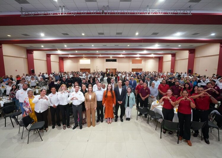 Reconoce Carmen Lilia labor del magisterio y entrega bono económico a los maestros