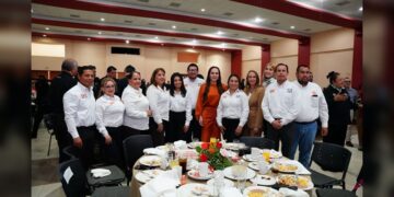 Reconoce Carmen Lilia labor del magisterio y entrega bono económico a los maestros