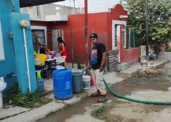Reparte COMAPA Altamira agua en pipas en sectores con baja presión