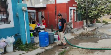 Reparte COMAPA Altamira agua en pipas en sectores con baja presión