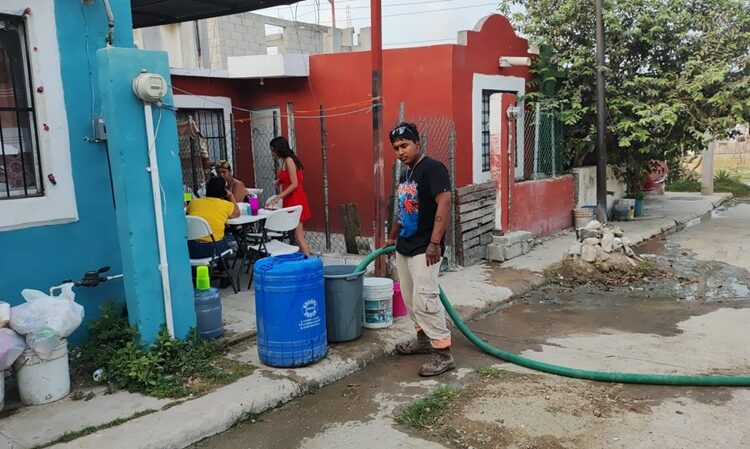 Reparte COMAPA Altamira agua en pipas en sectores con baja presión