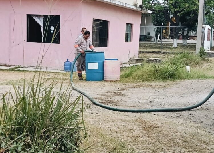 Reparte COMAPA Altamira agua en pipas en sectores con baja presión