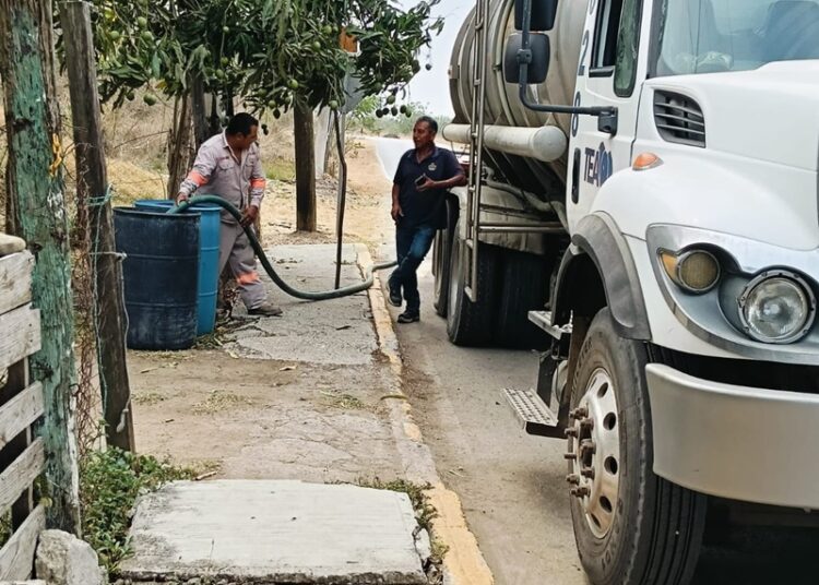 Reparte COMAPA Altamira agua en pipas en sectores con baja presión