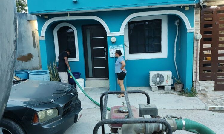 Reparte COMAPA Altamira agua en pipas en sectores con baja presión