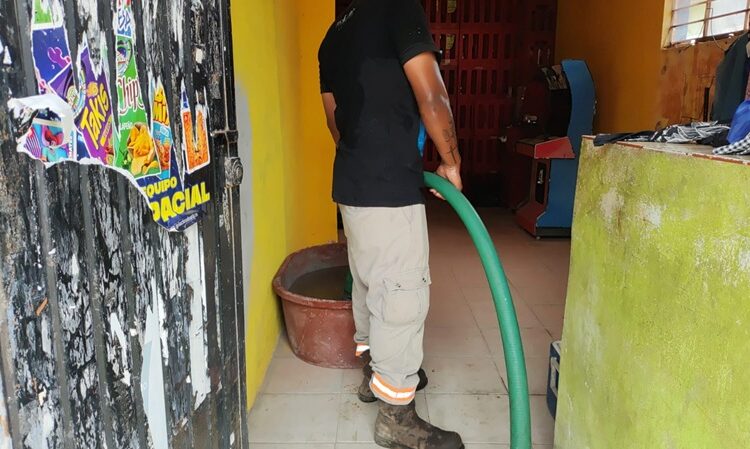Reparte COMAPA Altamira agua en pipas en sectores con baja presión