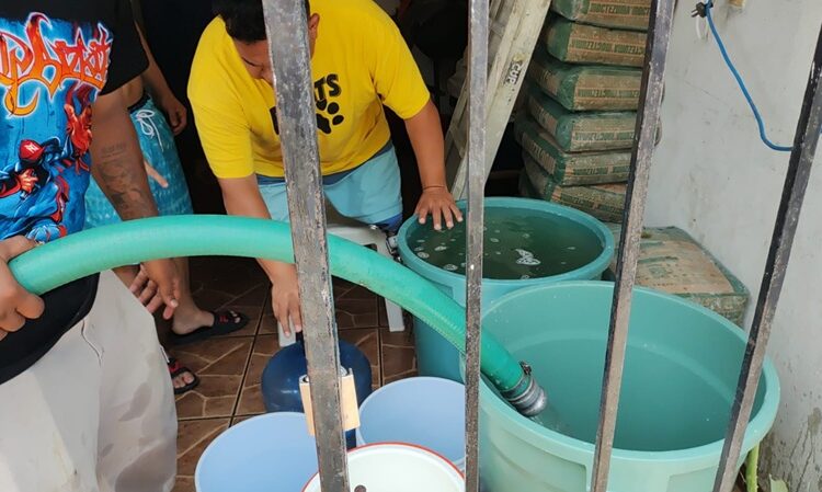 Reparte COMAPA Altamira agua en pipas en sectores con baja presión
