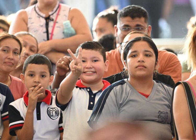 Entregan Lucy y Lalo 3 mil kits escolares de la campaña «Pasos por la Educación».