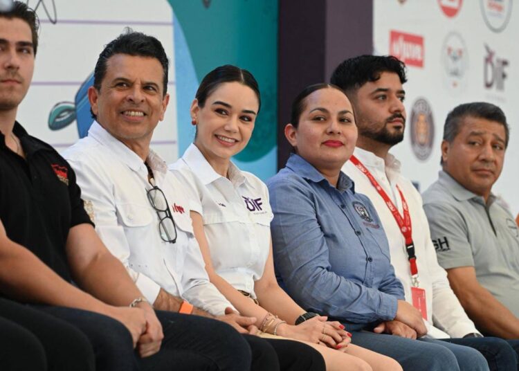 Entregan Lucy y Lalo 3 mil kits escolares de la campaña «Pasos por la Educación».
