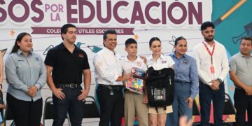 Entregan Lucy y Lalo 3 mil kits escolares de la campaña «Pasos por la Educación».
