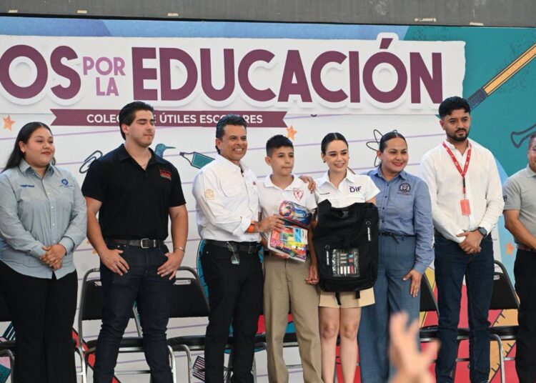 Entregan Lucy y Lalo 3 mil kits escolares de la campaña «Pasos por la Educación».