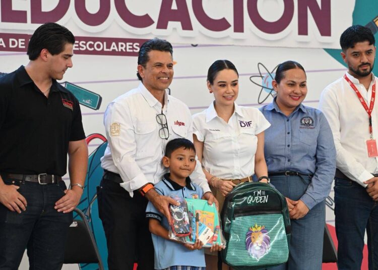 Entregan Lucy y Lalo 3 mil kits escolares de la campaña «Pasos por la Educación».