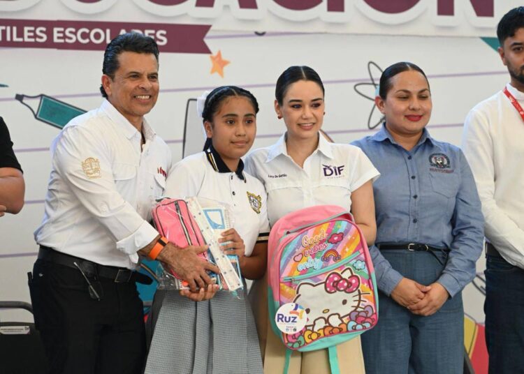 Entregan Lucy y Lalo 3 mil kits escolares de la campaña «Pasos por la Educación».