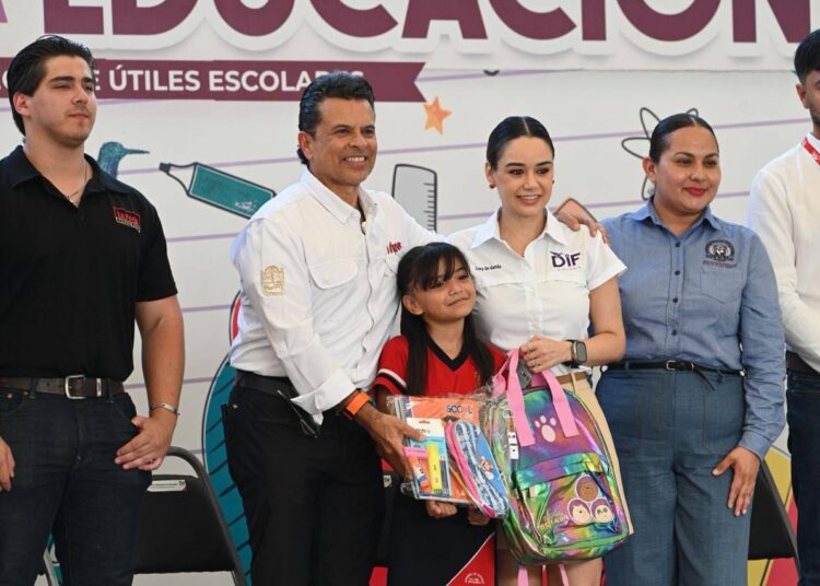 Entregan Lucy y Lalo 3 mil kits escolares de la campaña «Pasos por la Educación».