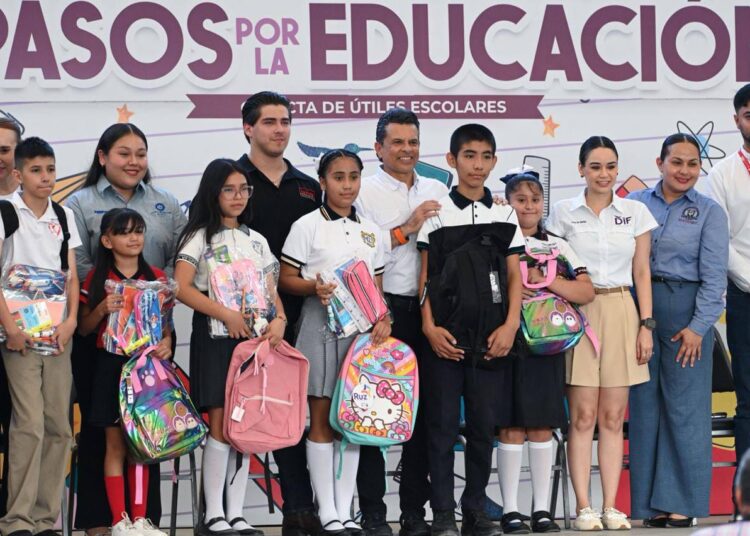 Entregan Lucy y Lalo 3 mil kits escolares de la campaña «Pasos por la Educación».