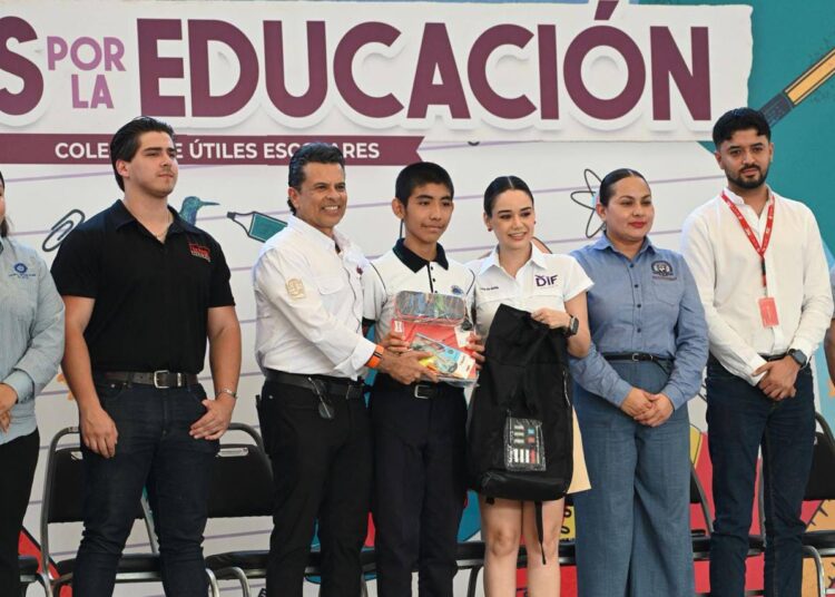 Entregan Lucy y Lalo 3 mil kits escolares de la campaña «Pasos por la Educación».