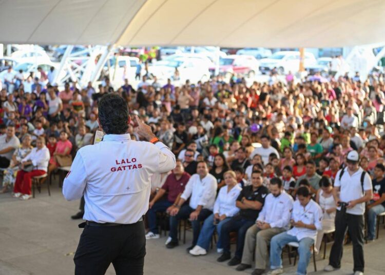 Entregan Lucy y Lalo 3 mil kits escolares de la campaña «Pasos por la Educación».