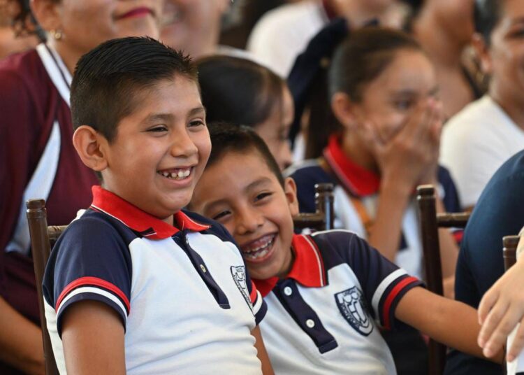 Entregan Lucy y Lalo 3 mil kits escolares de la campaña «Pasos por la Educación».