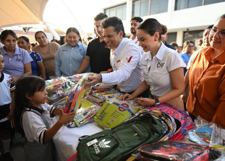 Entregan Lucy y Lalo 3 mil kits escolares de la campaña «Pasos por la Educación».