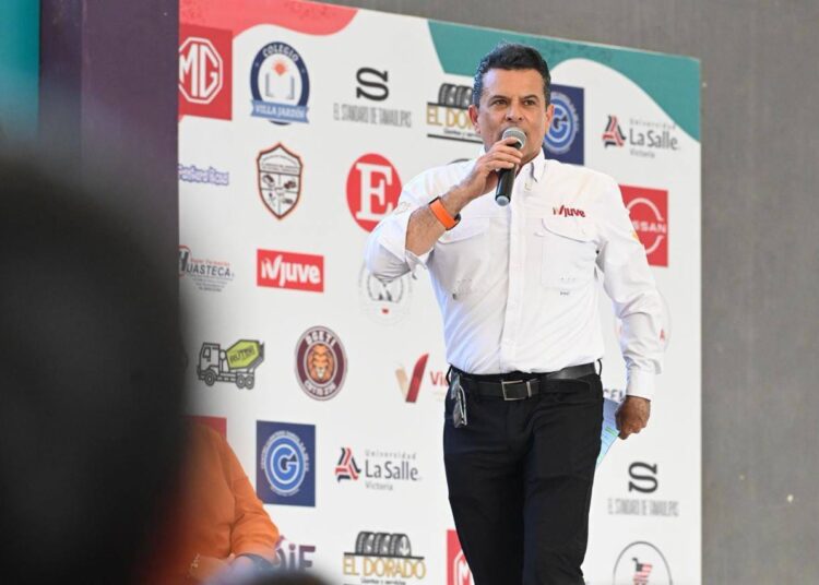 Entregan Lucy y Lalo 3 mil kits escolares de la campaña «Pasos por la Educación».