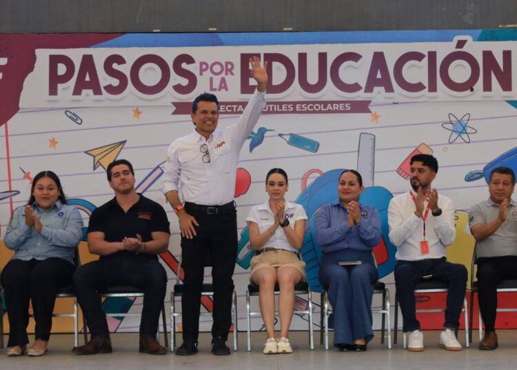 Entregan Lucy y Lalo 3 mil kits escolares de la campaña «Pasos por la Educación».
