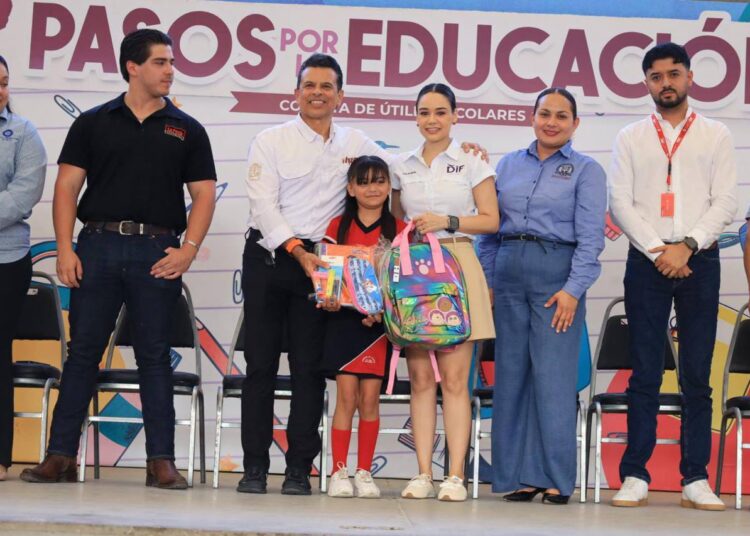 Entregan Lucy y Lalo 3 mil kits escolares de la campaña «Pasos por la Educación».