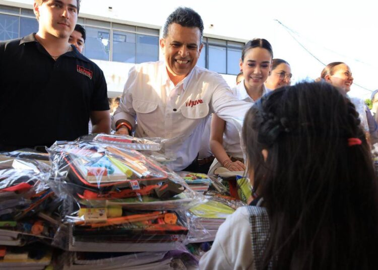Entregan Lucy y Lalo 3 mil kits escolares de la campaña «Pasos por la Educación».
