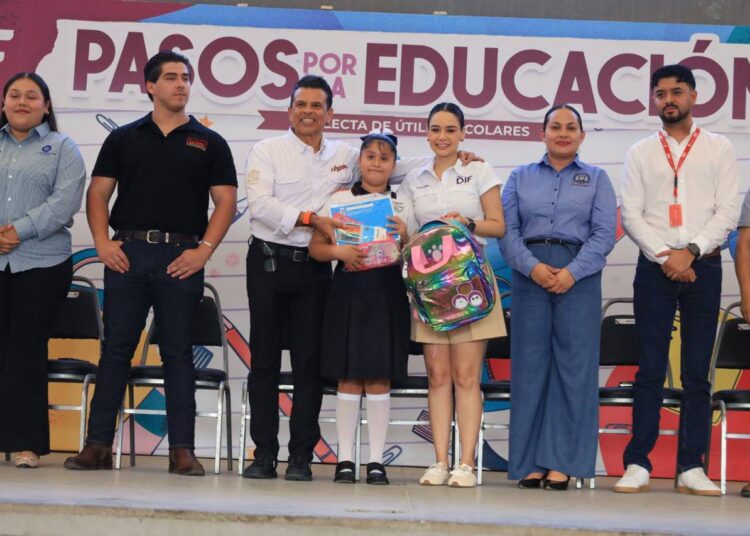 Entregan Lucy y Lalo 3 mil kits escolares de la campaña «Pasos por la Educación».