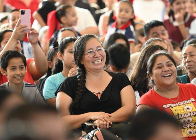 Entregan Lucy y Lalo 3 mil kits escolares de la campaña «Pasos por la Educación».