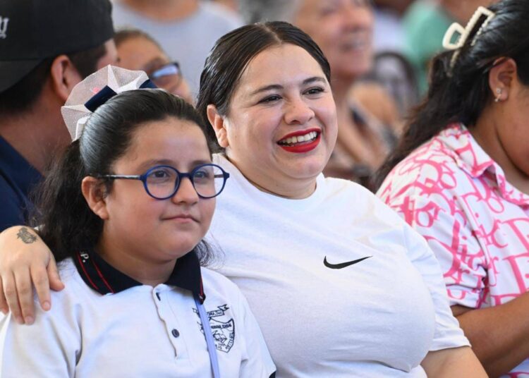 Entregan Lucy y Lalo 3 mil kits escolares de la campaña «Pasos por la Educación».
