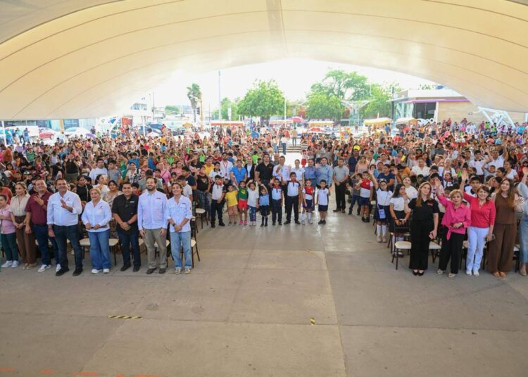 Entregan Lucy y Lalo 3 mil kits escolares de la campaña «Pasos por la Educación».