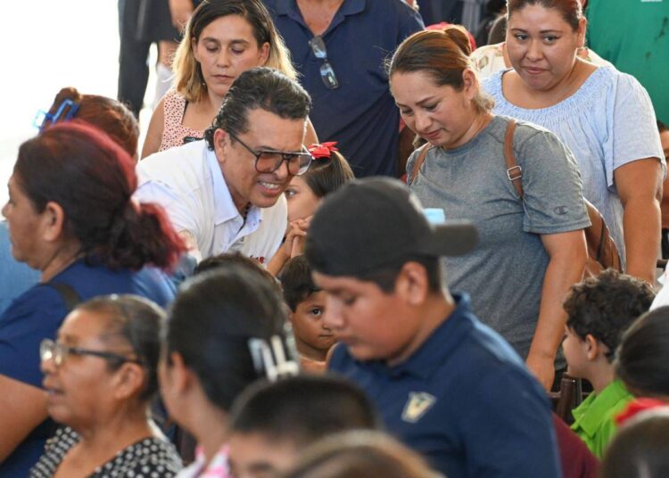 Entregan Lucy y Lalo 3 mil kits escolares de la campaña «Pasos por la Educación».