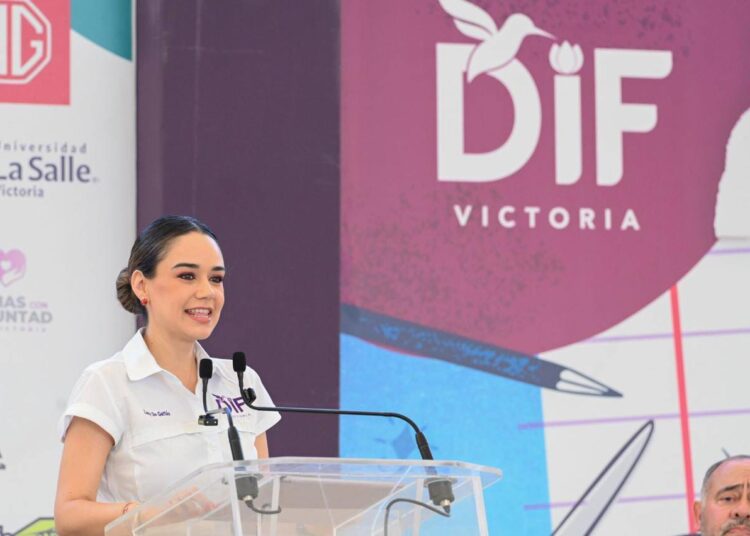 Entregan Lucy y Lalo 3 mil kits escolares de la campaña «Pasos por la Educación».
