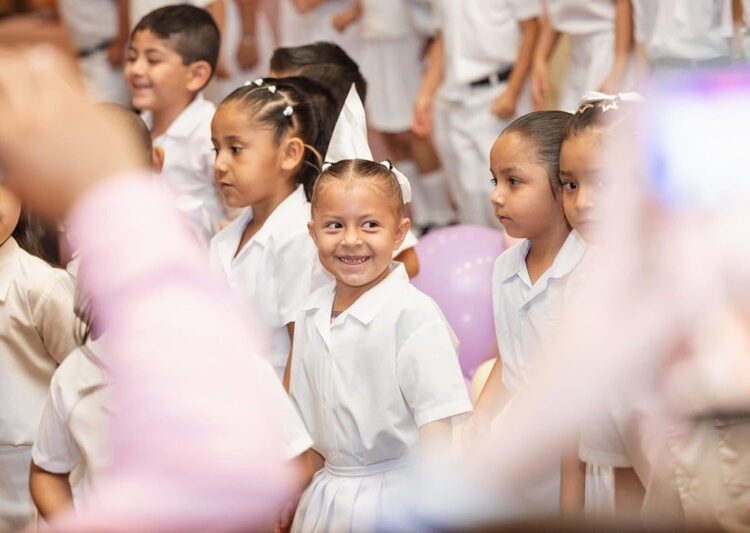 Acompaña Ana Ariceaga de Granados a graduados del Jardín de Niños “Jesús Elías Piña”