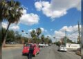 Agentes de tránsito auxilian a conductores con vehículos averiados