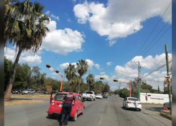 Agentes de tránsito auxilian a conductores con vehículos averiados